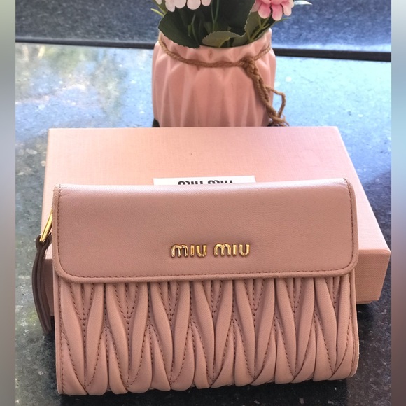 ๐ฏ Authentic & Preloved Miu Miu Metalasse compact wallet with box - Picture 17 of 17